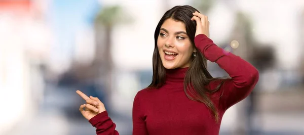 Adolescente Chica Con Cuello Alto Sorprendido Señalando Dedo Lado Aire — Foto de Stock