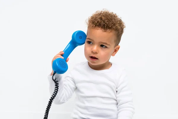 Enfant Sur Fond Blanc Isolé Parlant Téléphone Vintage — Photo