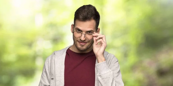 Man Sweatshirt Glasses Surprised Park — Stock Photo, Image