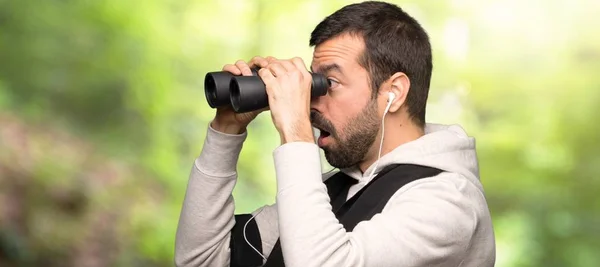 Mens Van Sport Het Kijken Afstand Met Verrekijker Een Park — Stockfoto