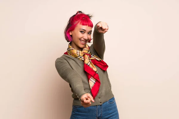 Mladá Žena Růžovými Vlasy Přes Žlutou Stěnu Ukazuje Prstem Vás — Stock fotografie
