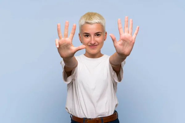 Teenager Mädchen Mit Weißen Kurzen Haaren Über Blauer Wand Die — Stockfoto