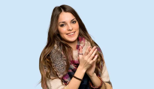 Giovane Hippie Donna Applaudendo Dopo Presentazione Una Conferenza Sfondo Blu — Foto Stock
