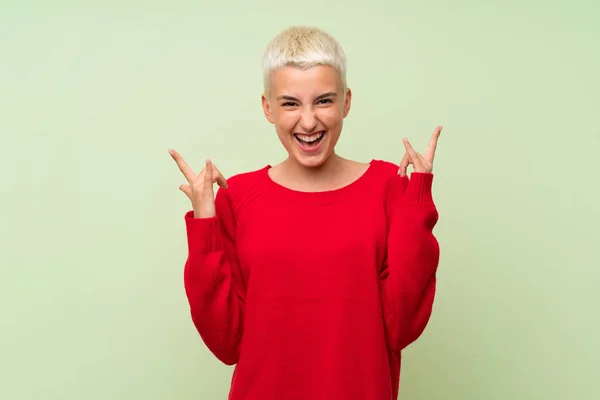 Menina Adolescente Com Cabelos Brancos Curtos Sobre Parede Verde Fazendo — Fotografia de Stock