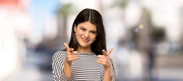 Menina Adolescente Com Camisa Listrada Apontando Para Frente Sorrindo Livre — Fotografia de Stock