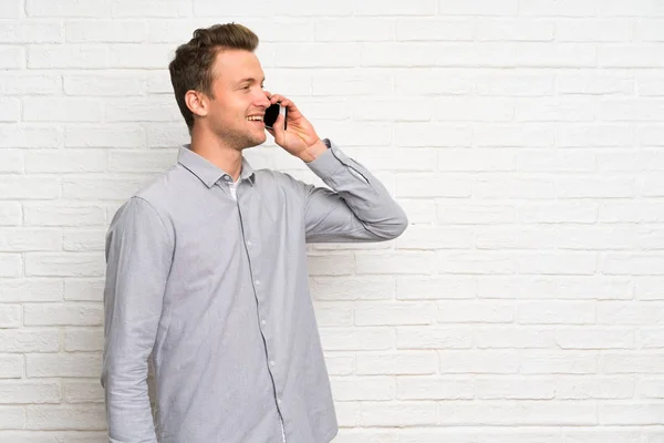 Blonde Man White Brick Wall Keeping Conversation Mobile Phone — Stock Photo, Image