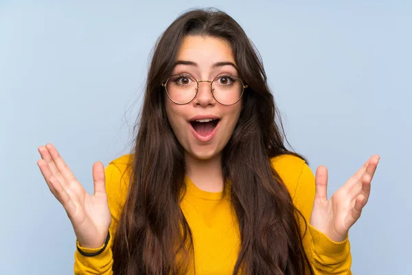 Teenager Mädchen Über Isolierte Blaue Wand Mit Überraschendem Gesichtsausdruck — Stockfoto