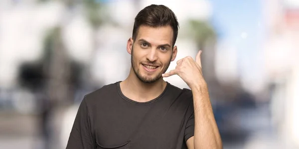 Hombre Con Camisa Negra Haciendo Gesto Telefónico Llámame Signo Vuelta —  Fotos de Stock