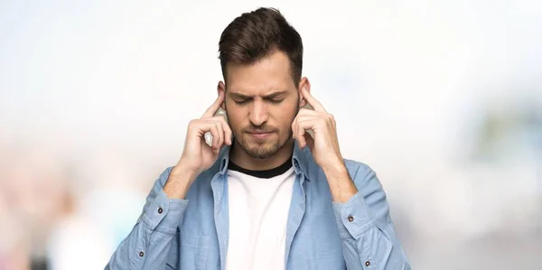 Bonito Homem Frustrado Cobrindo Ouvidos Com Mãos Livre — Fotografia de Stock