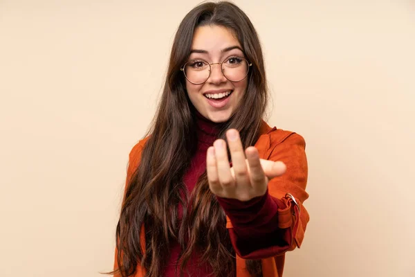 Tiener Meisje Met Jas Uitnodigend Komen — Stockfoto