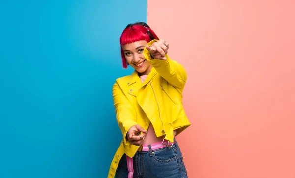 Young Woman Yellow Jacket Points Finger You While Smiling — Stock Photo, Image