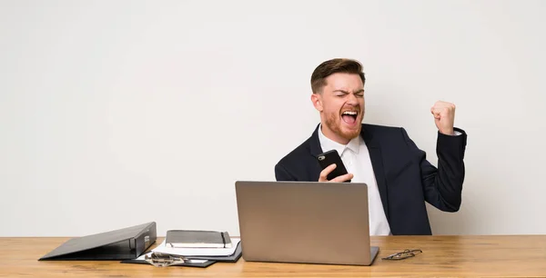 Homme Affaires Dans Bureau Avec Téléphone Position Victoire — Photo