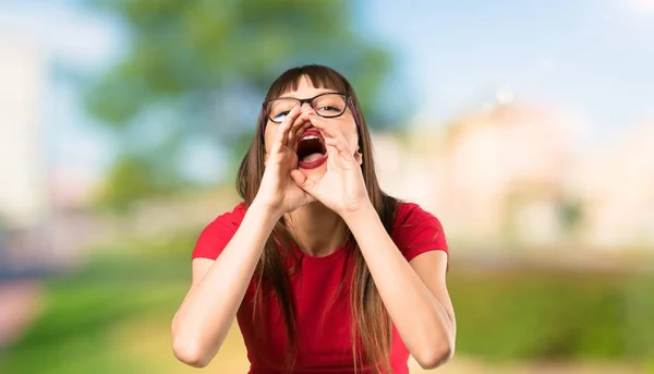 Mujer Con Gafas Gritando Anunciando Algo Aire Libre —  Fotos de Stock