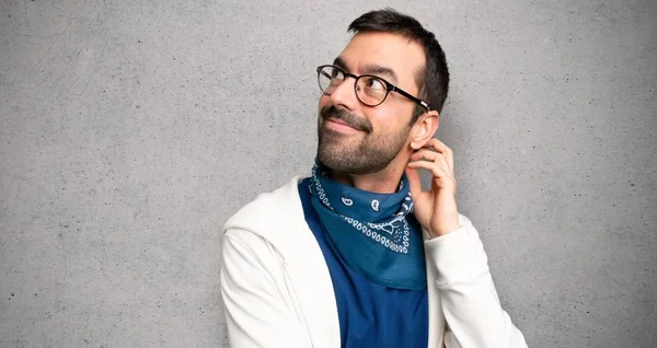 Hombre Guapo Con Gafas Pensando Una Idea Mientras Rasca Cabeza —  Fotos de Stock