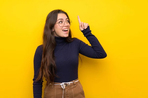 Chica Adolescente Sobre Pared Amarilla Aislada Con Intención Realizar Solución —  Fotos de Stock