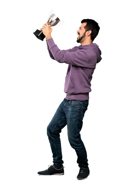 Ganzkörperaufnahme Eines Gutaussehenden Mannes Mit Sweatshirt Der Eine Trophäe Über — Stockfoto