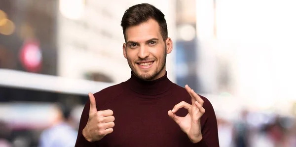 Mann Mit Rollkragenpullover Zeigt Zeichen Mit Und Gibt Daumen Nach — Stockfoto