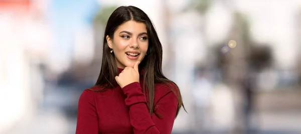 Ragazza Adolescente Con Dolcevita Guardando Lato All Aperto — Foto Stock