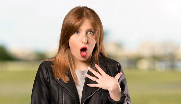 Jeune Rousse Femme Surprise Choquée Regardant Droit Extérieur — Photo