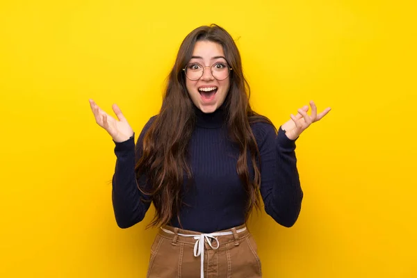 Adolescente Sur Mur Jaune Isolé Souriant Beaucoup — Photo