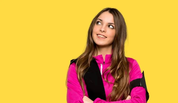 孤立した黄色い背景の上で微笑んでいる若いスポーツ女性 — ストック写真
