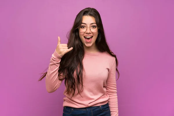 Tiener Meisje Paarse Muur Telefoon Gebaar Maken Bel Terug Teken — Stockfoto