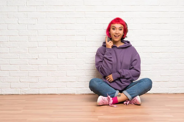 Mujer Joven Con Pelo Rosa Sentado Suelo Pensando Una Idea — Foto de Stock