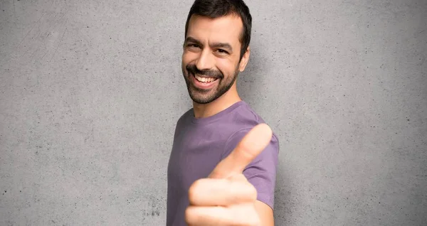 Hombre Guapo Dando Gesto Pulgar Hacia Arriba Porque Algo Bueno —  Fotos de Stock