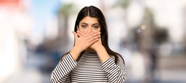 Tiener Meisje Met Gestreept Shirt Voor Mond Met Handen Zeggen — Stockfoto