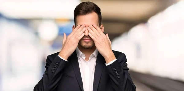 Knappe Zakenman Met Betrekking Tot Ogen Door Handen Wil Niet — Stockfoto