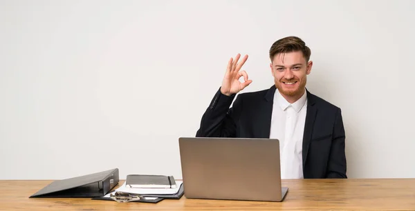 Empresario Una Oficina Mostrando Signo Con Los Dedos — Foto de Stock