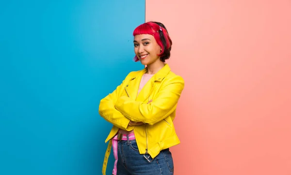 Mujer Joven Con Chaqueta Amarilla Con Brazos Cruzados — Foto de Stock