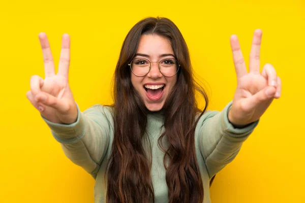 Adolescente Chica Con Sudadera Sonriendo Mostrando Signo Victoria —  Fotos de Stock