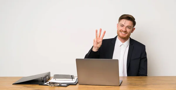 Επιχειρηματίας Ένα Γραφείο Ευτυχισμένο Και Μετρώντας Τρία Δάχτυλα — Φωτογραφία Αρχείου