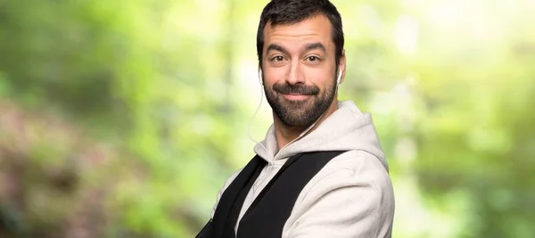 Esporte Homem Mantendo Braços Cruzados Posição Lateral Enquanto Sorrindo Parque — Fotografia de Stock