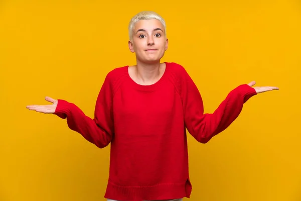 Adolescente Chica Con Pelo Corto Blanco Sobre Pared Amarilla Que —  Fotos de Stock