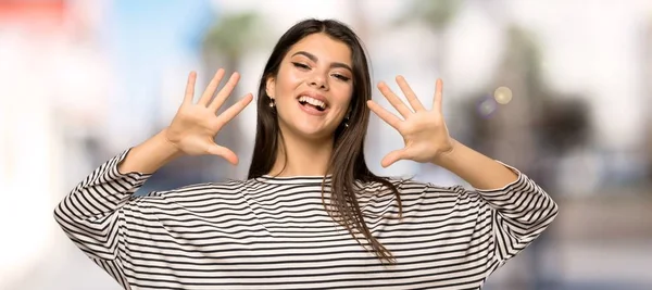 Дівчина Підліток Смугастою Сорочкою Рахує Десять Пальцями Відкритому Повітрі — стокове фото