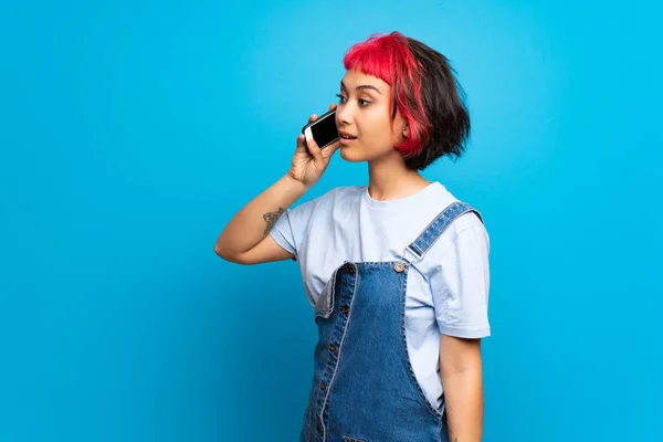 Young Woman Pink Hair Blue Wall Keeping Conversation Mobile Phone — ストック写真