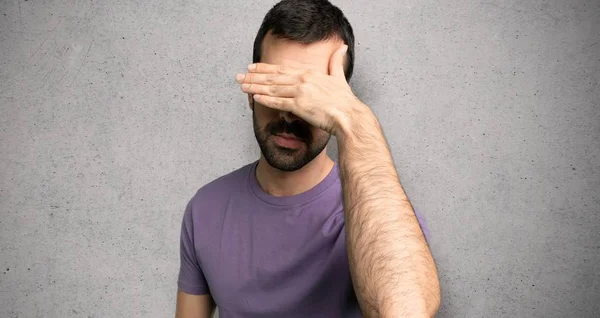 Yakışıklı Adam Gözleri Elle Saklıyor Dokulu Duvar Üzerinde Bir Şey — Stok fotoğraf