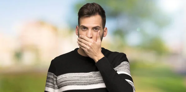 Bonito Homem Cobrindo Boca Com Mãos Para Dizer Algo Inadequado — Fotografia de Stock