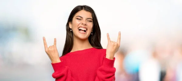 Menina Adolescente Com Suéter Vermelho Fazendo Gesto Rock Livre — Fotografia de Stock