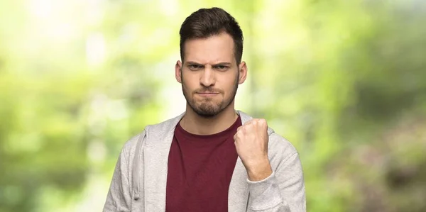 Hombre Con Sudadera Con Gesto Enojo Parque —  Fotos de Stock