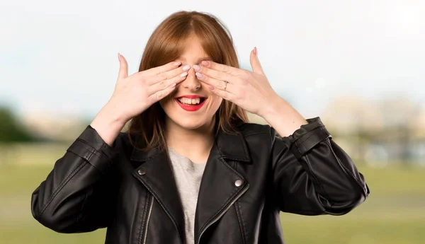 Young Redhead Woman Covering Eyes Hands Surprised See What Ahead — Stock Photo, Image