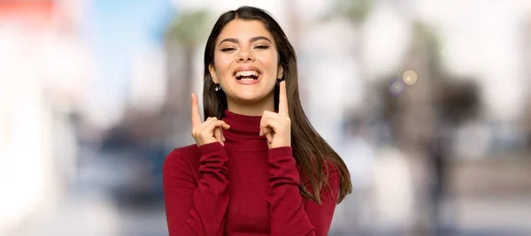 Teenager Girl Turtleneck Smiling Happy Pleasant Expression Outdoors — Stock Photo, Image