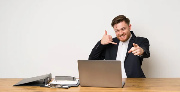 Empresario Una Oficina Haciendo Gesto Telefónico Apuntando Frente —  Fotos de Stock