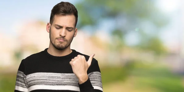 Knappe Man Ongelukkig Wijzend Naar Zijkant Buitenshuis — Stockfoto