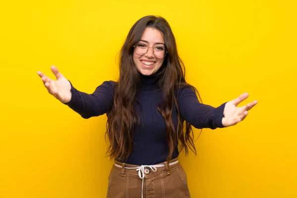 Ragazza Adolescente Oltre Isolato Muro Giallo Presentando Invitando Venire Con — Foto Stock