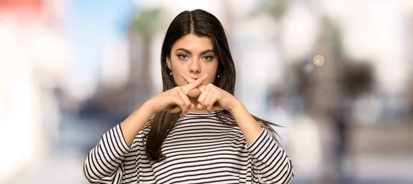 Ragazza Adolescente Con Camicia Righe Che Mostra Segno Silenzio Gesto — Foto Stock