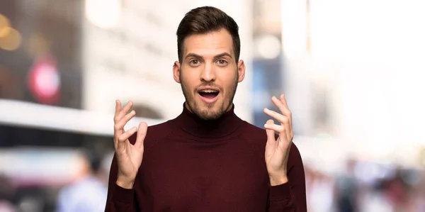 Homem Com Camisola Gola Alta Com Expressão Facial Chocada Cidade — Fotografia de Stock