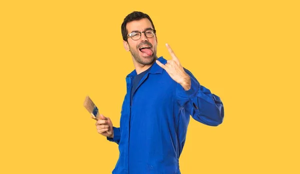 Hombre Pintor Mostrando Lengua Sacando Los Cuernos Sobre Fondo Amarillo — Foto de Stock